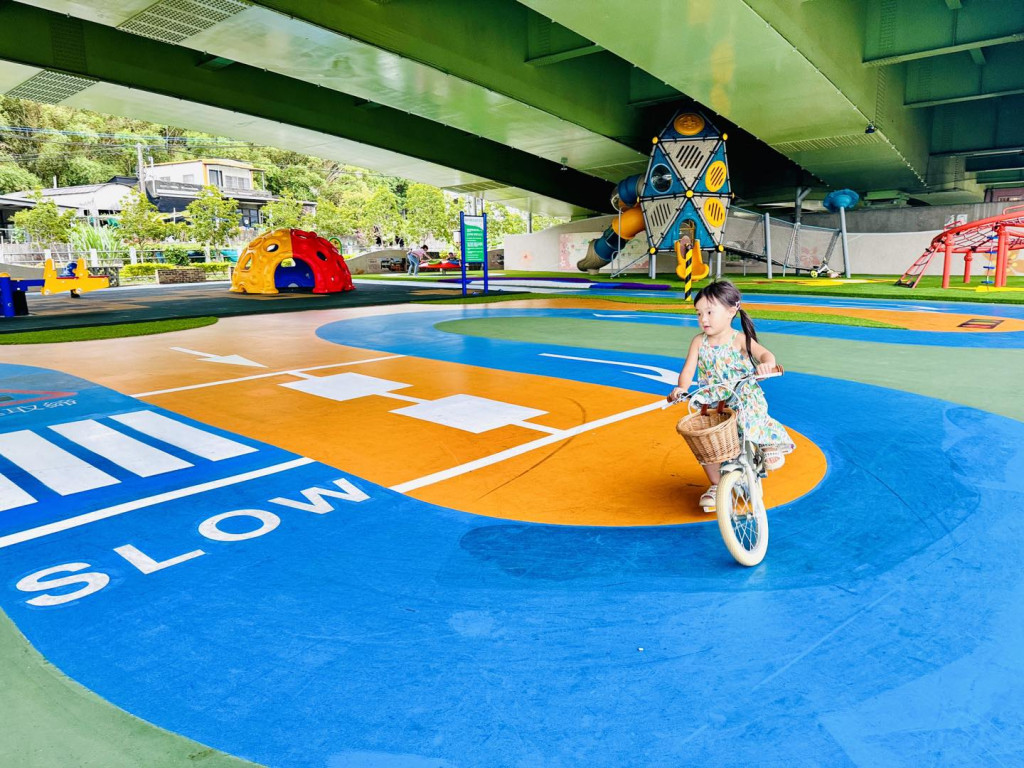 頭份滑步車遊戲場-頭份市科東二路橋下空間親子共融公園(滑步車場)