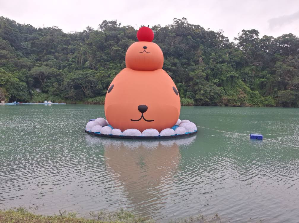 碧潭風景區(2025碧潭地景裝置展-呆在碧潭の水豚君11/01-12/28)