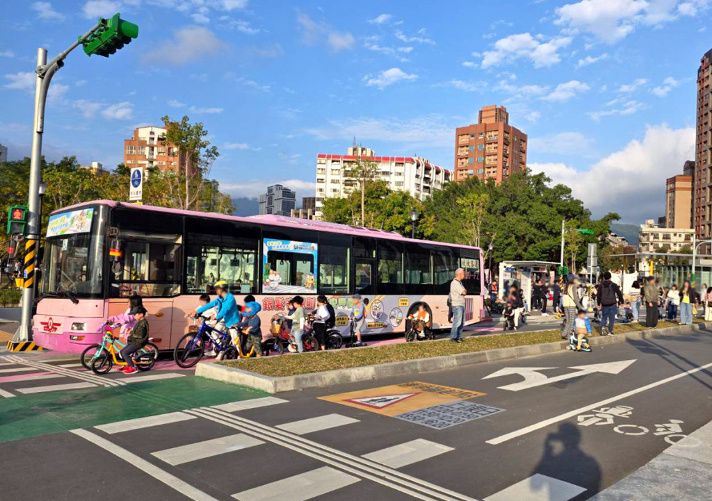 北投福星公園-尋找侏儸紀兒童遊戲場(特色遊戲場)(交通教學區-滑步車場)