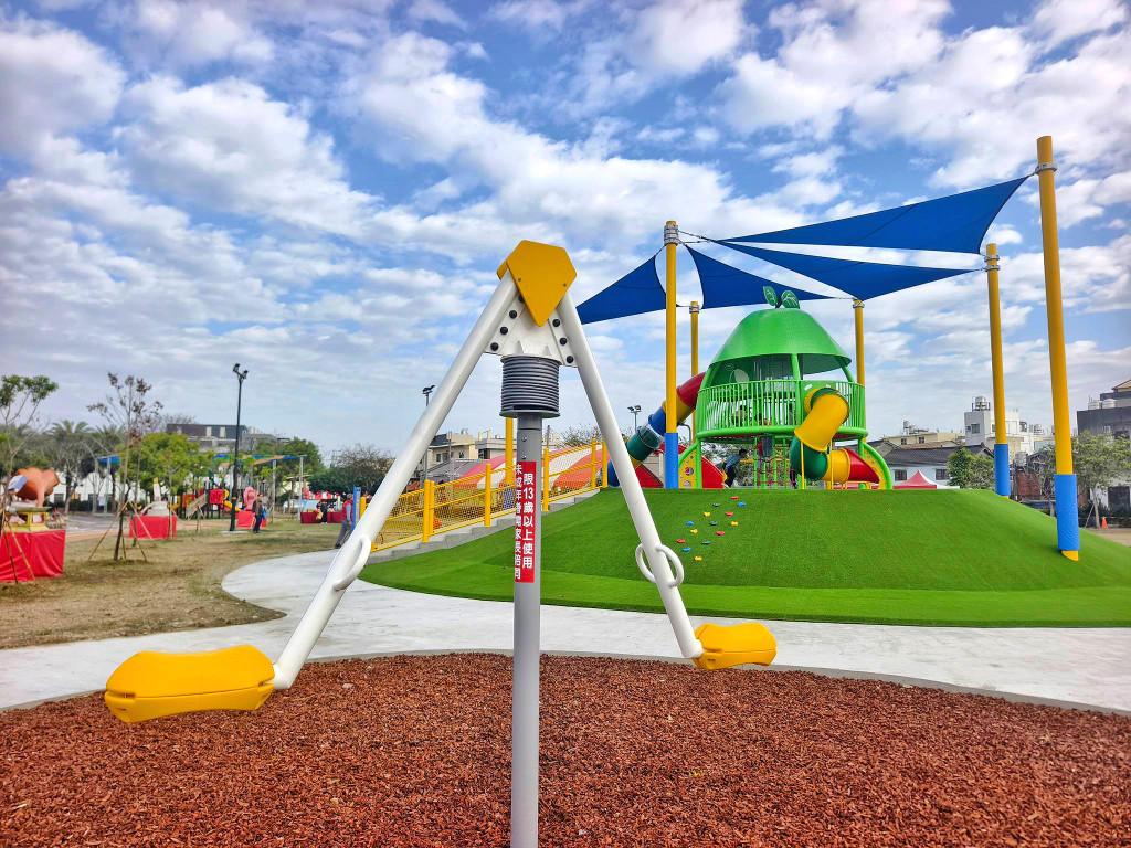 社頭公園(社頭里樂公園)-織襪主題遊戲場-芭樂造型遊具(特色遊戲場)(滑步車場)